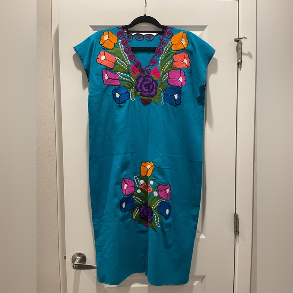 Traditional Embroidered Mexican Dress Size 10 - Picture 2 of 2